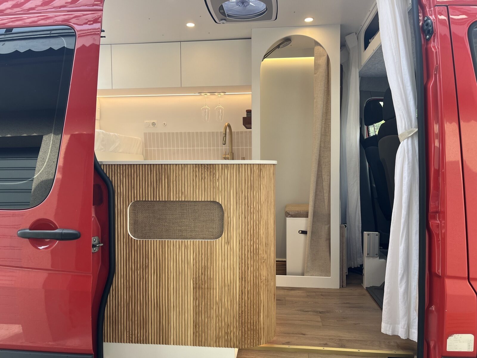Atlas Camper mit geöffnetem Einstieg