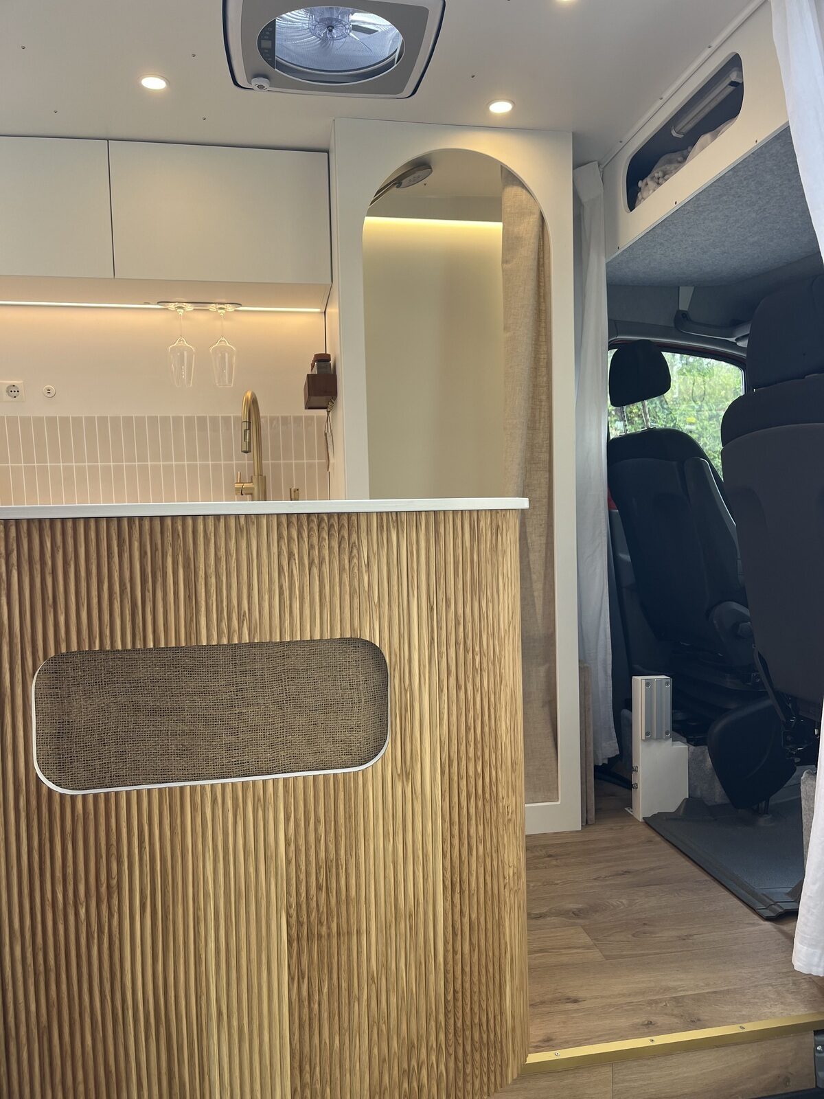 Innenraum des Campervans Atlas