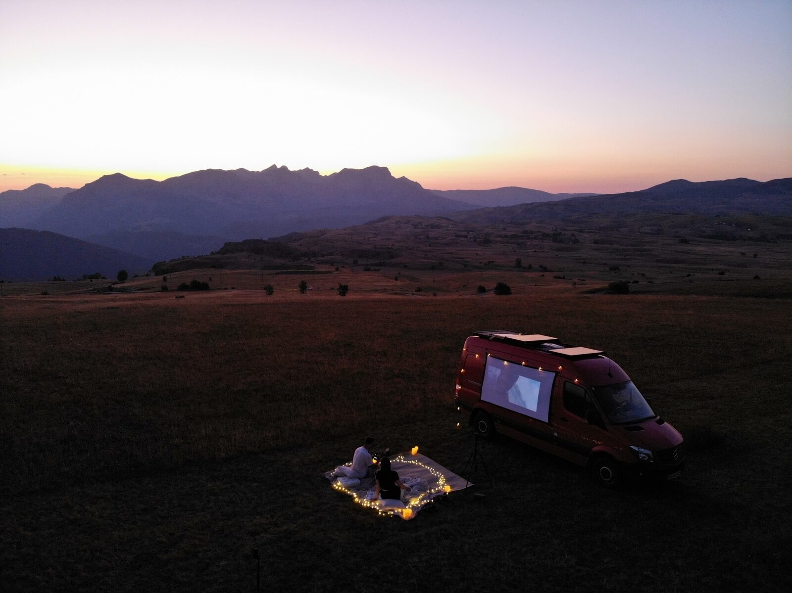 Atlas Camper beim Sonnenuntergang in den Bergen