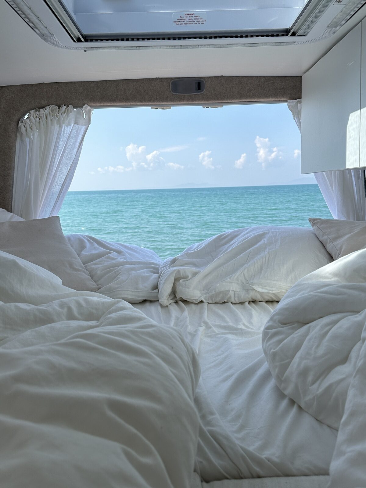 Camperbett mit Blick auf das Meer