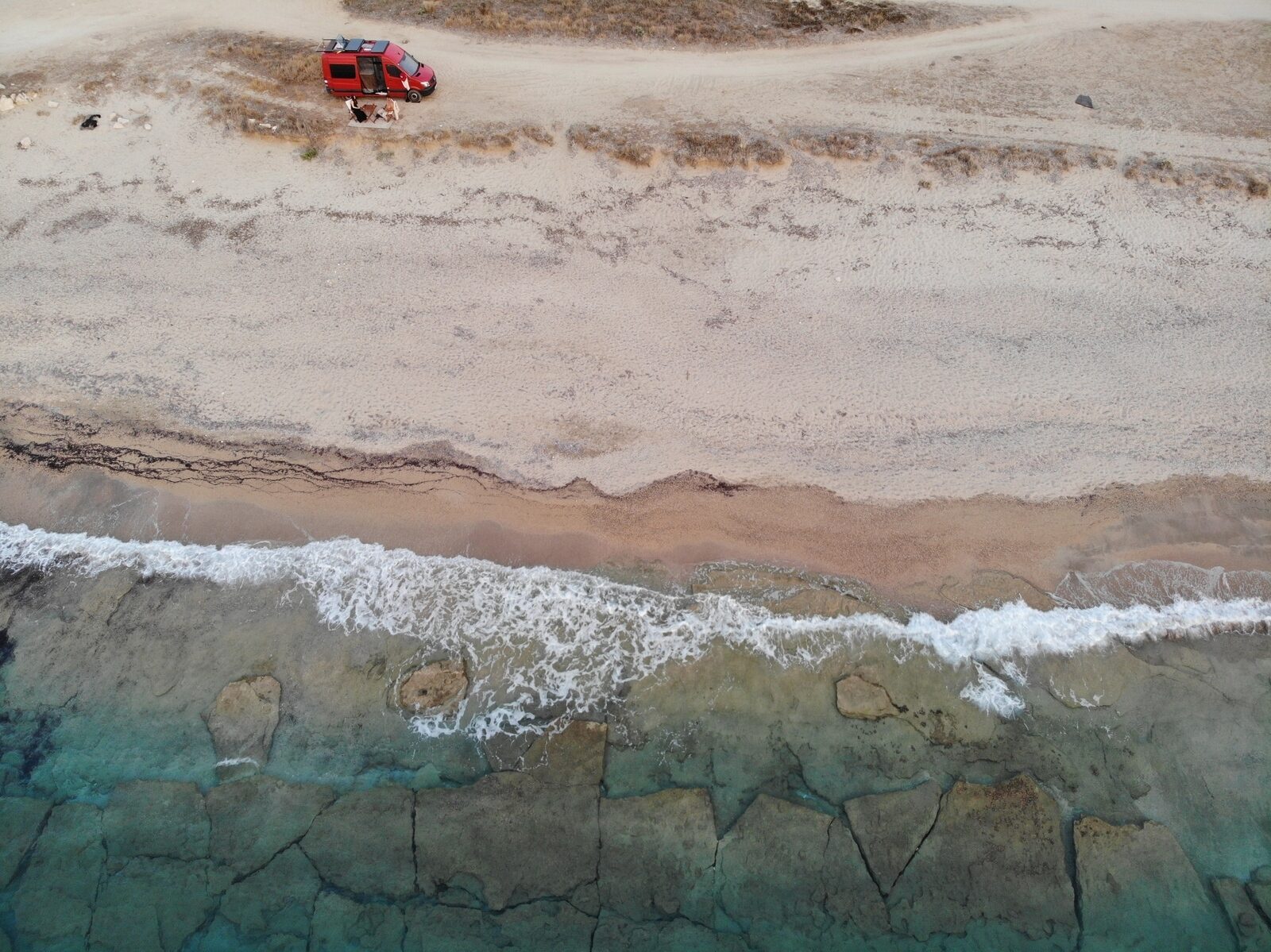 Camper auf einem Stellplatz direkt am Meer