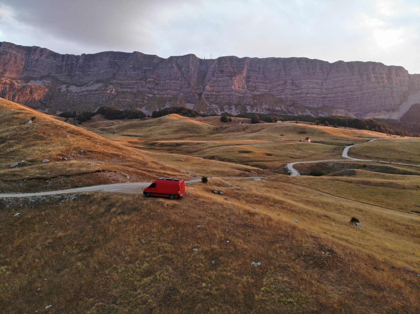 Camper Atlas in einer weiten menschenleeren Berglandschaft
