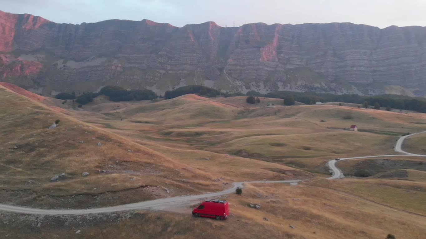 Camper Atlas in einer weiten Berglandschaft
